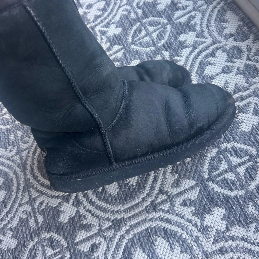 UGG women’s Classic Short Black Boots - Picture 5 of 7